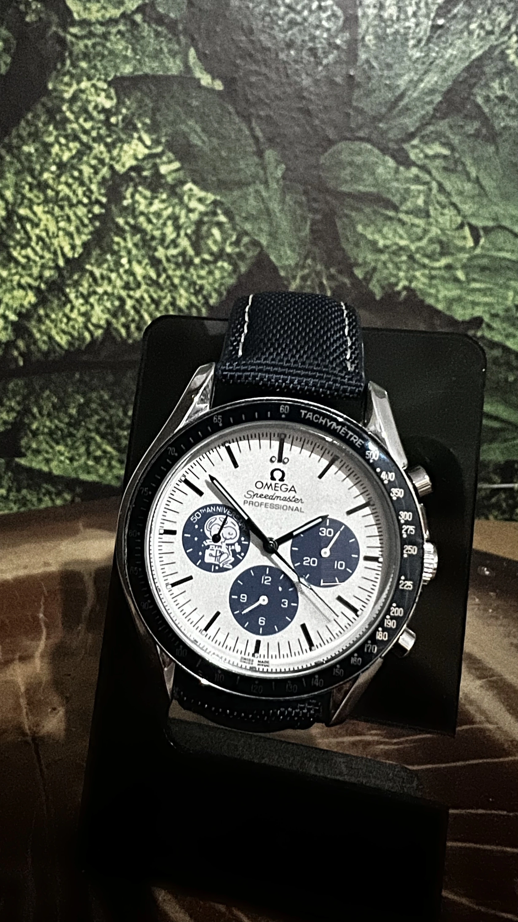 Relógio Omega Speedmaster Branco com Detalhes em Azu