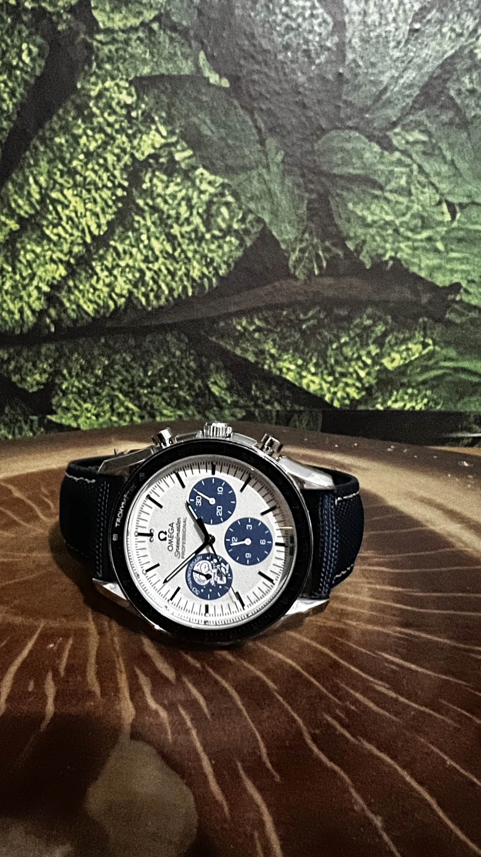 Relógio Omega Speedmaster Branco com Detalhes em Azu
